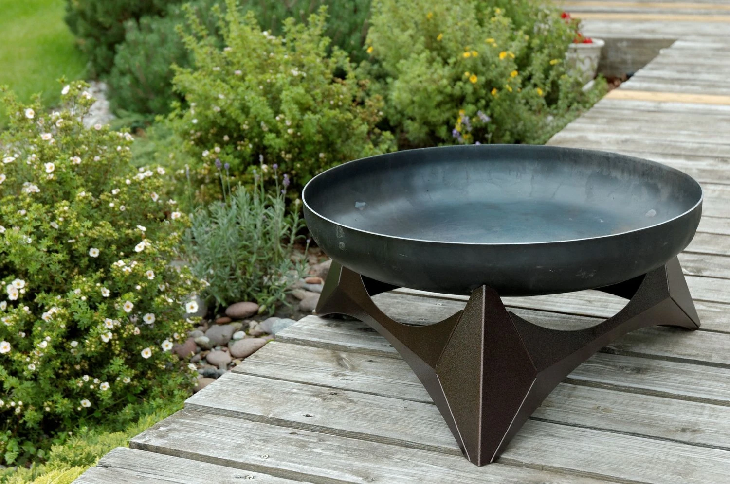 SvenskaV Design Feuerschale Arka L - Ø 45 Cm - Rohstahl Mit Pulverbeschichtetem Fuß 1 SvenskaV Design Feuerschale Arka L - Ø 45 Cm - Rohstahl Mit Pulverbeschichtetem Fuß