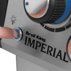 Broil King Imperial S590 PRO IR Gasgrill - Modell 2023 - SMART Deal Inkl. Grillfürst Grill Control Mit Companion Device Und Einstichthermometer 35 Broil King Imperial S590 PRO IR Gasgrill - Modell 2023 - SMART Deal Inkl. Grillfürst Grill Control Mit Companion Device Und Einstichthermometer -Broil King || Napoleon || Rösle Verkaufsgeschäft Broil King Imperial S590 IR Knopf Beleuchtung 1