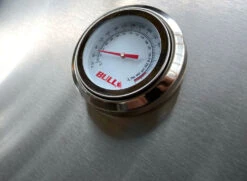 BULL Plancha Grill - Gasgrill -Broil King || Napoleon || Rösle Verkaufsgeschäft Bull Plancha Griddle Grillstation Thermometer Detail 73008CEBU 3 1624532633