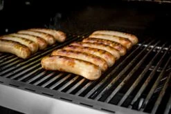 Grillfürst G410E 4-Brenner Gasgrill Mit Hochtemperaturbrenner Und Edelstahl Rosten -Broil King || Napoleon || Rösle Verkaufsgeschäft Grillfuerst Gasgrill G410E Bratwurst