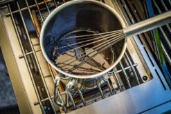 Grillfürst G521E 5-Brenner Edelstahl-Gasgrill Mit Hochtemperaturbrenner, Heckbrenner Und Edelstahl Rosten - X-DEAL Inkl. Zubehörpaket -Broil King || Napoleon || Rösle Verkaufsgeschäft Grillfuerst Gasgrill G521E Seitenbrenner Topf