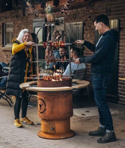 Moesta Bandit FirePlace 57 Cm Durchmesser - Inkl. Asado Grill Aufsatz Und Ablagebretter Bambus -Broil King || Napoleon || Rösle Verkaufsgeschäft Moesta Bandit Asado Grill Aufsatz Anwendung 02