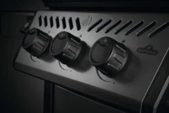 Napoleon Freestyle 365 Gasgrill, Graphit - Mit Sizzle Zone - Modell 2023 - X-DEAL Inkl. Drehspiess -Broil King || Napoleon || Rösle Verkaufsgeschäft Napoleon Freestyle Bedienknoepfe