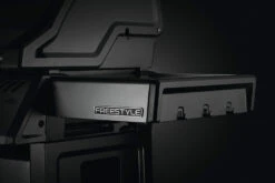 Napoleon Freestyle 365 Gasgrill, Graphit - Mit Sizzle Zone - Modell 2023 -Broil King || Napoleon || Rösle Verkaufsgeschäft Napoleon Freestyle Seitenablage Besteckhaken 1