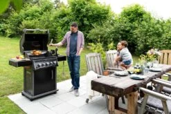 Napoleon Rogue 425 Gasgrill - All Black - Mit Seitenbrenner - Hero Modell 2023 Mit Heckbrenner Inkl. Drehspieß Und Abdeckhaube -Broil King || Napoleon || Rösle Verkaufsgeschäft Napoleon Gasgrill Rogue 425 Hero Lifestyle 01