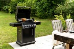 Napoleon Rogue 425 Gasgrill - All Black - Mit Seitenbrenner - Hero Modell 2023 Mit Heckbrenner Inkl. Drehspieß Und Abdeckhaube -Broil King || Napoleon || Rösle Verkaufsgeschäft Napoleon Gasgrill Rogue 425 Hero Lifestyle Drehspiess