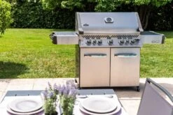 Napoleon Prestige 665 Edelstahl Gasgrill - Mit Safety Glow - Modell 2023 -Broil King || Napoleon || Rösle Verkaufsgeschäft Napoleon Prestige 665 Lifestyle Garten
