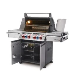 Napoleon Prestige Pro 500-3 Edelstahl Gasgrill Inkl. Drehspieß - Modell 2023 -Broil King || Napoleon || Rösle Verkaufsgeschäft Napoleon Prestige Pro 500 seitlich offen