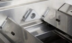 Napoleon Prestige Pro 665-3 Edelstahl Gasgrill Inkl. Drehspieß - Modell 2023 -Broil King || Napoleon || Rösle Verkaufsgeschäft Napoleon Prestige Pro SearPlates Brennerabdeckung 02