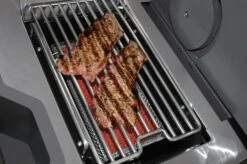 Napoleon Prestige Pro 665-3 Edelstahl Gasgrill Inkl. Drehspieß - Modell 2023 -Broil King || Napoleon || Rösle Verkaufsgeschäft Napoleon Prestige Pro Sizzle Zone Steaks 1