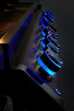 Napoleon Prestige Pro 665-3 Edelstahl Gasgrill Inkl. Drehspieß - Modell 2023 -Broil King || Napoleon || Rösle Verkaufsgeschäft Napoleon Prestige Pro beleuchtere Drehregler blau