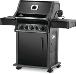 Napoleon Rogue 425 Gasgrill - All Black - Mit Seitenbrenner - Hero Modell 2023 Mit Heckbrenner Inkl. Drehspieß Und Abdeckhaube -Broil King || Napoleon || Rösle Verkaufsgeschäft Napoleon Rogue 425 Gasgrill Hero seitlich