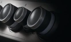 Napoleon Rogue SE 625 Gasgrill, Schwarz Mit Gussrosten, Sizzle Zone Und Heckbrenner - Modell 2023 -Broil King || Napoleon || Rösle Verkaufsgeschäft Napoleon Rogue SE Drehknoepfe