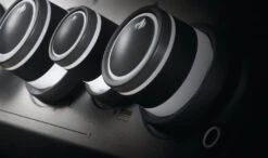 Napoleon Rogue SE 625 Gasgrill, Schwarz Mit Gussrosten, Sizzle Zone Und Heckbrenner - Modell 2023 -Broil King || Napoleon || Rösle Verkaufsgeschäft Napoleon Rogue SE Drehknoepfe beleuchtet