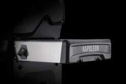 Napoleon Rogue SE 525 Edelstahl Gasgrill Mit Sizzle Zone Und Heckbrenner - Modell 2023 -Broil King || Napoleon || Rösle Verkaufsgeschäft Napoleon Rogue SE Seitenablage mit Logo 2