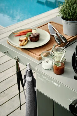 Outdoorchef Gas Kugelgrill Arosa 570 G Evo Grey Steel -Broil King || Napoleon || Rösle Verkaufsgeschäft Outdoorchef Arosa 570G EVO grey steel Detail Besteckhalter
