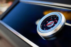 Rösle Videro G4-S VARIO+ Schwarz Gasgrill - FC Bayern Edition -Broil King || Napoleon || Rösle Verkaufsgeschäft Roesle FC Bayern Gasgrill Logo Deckelthermometer 1