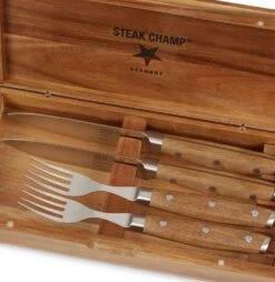 Steak Champ Gourmet Steakbesteck Set: 2 Steakmesser Und 2 Gabeln -Broil King || Napoleon || Rösle Verkaufsgeschäft Steak Champ Gourmet Messerset Holzbox Aufbewahrung 101059