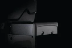 Napoleon Rogue 425 Gasgrill - All Black - Mit Seitenbrenner - Hero Modell 2023 Mit Heckbrenner Inkl. Drehspieß Und Abdeckhaube -Broil King || Napoleon || Rösle Verkaufsgeschäft napoleon rogue gasgrill seitenablage